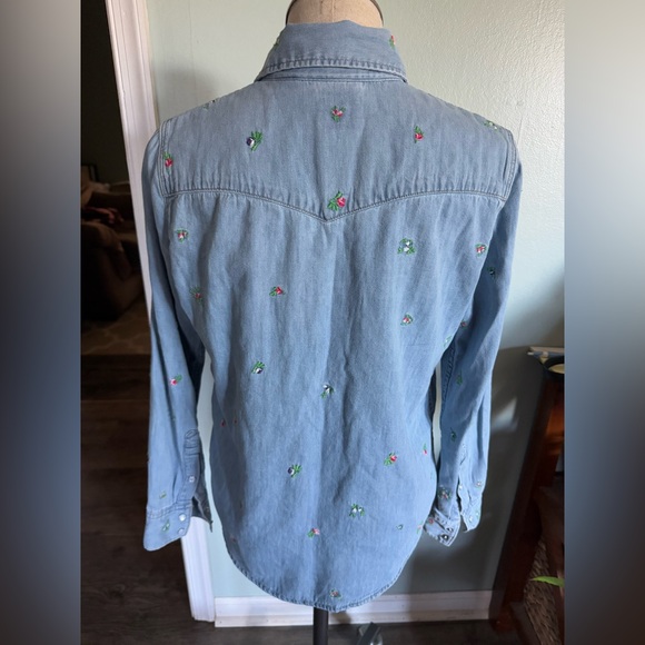 Levi Denim Chambray Pearl Snap Flower Embroidered Button Down Size Medium - Picture 2 of 6